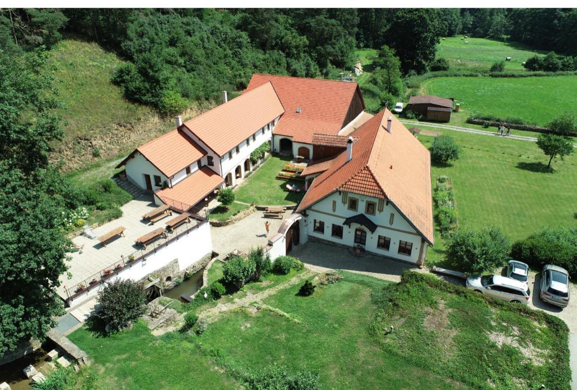 Trilety Mlyn Hotel Police Kültér fotó