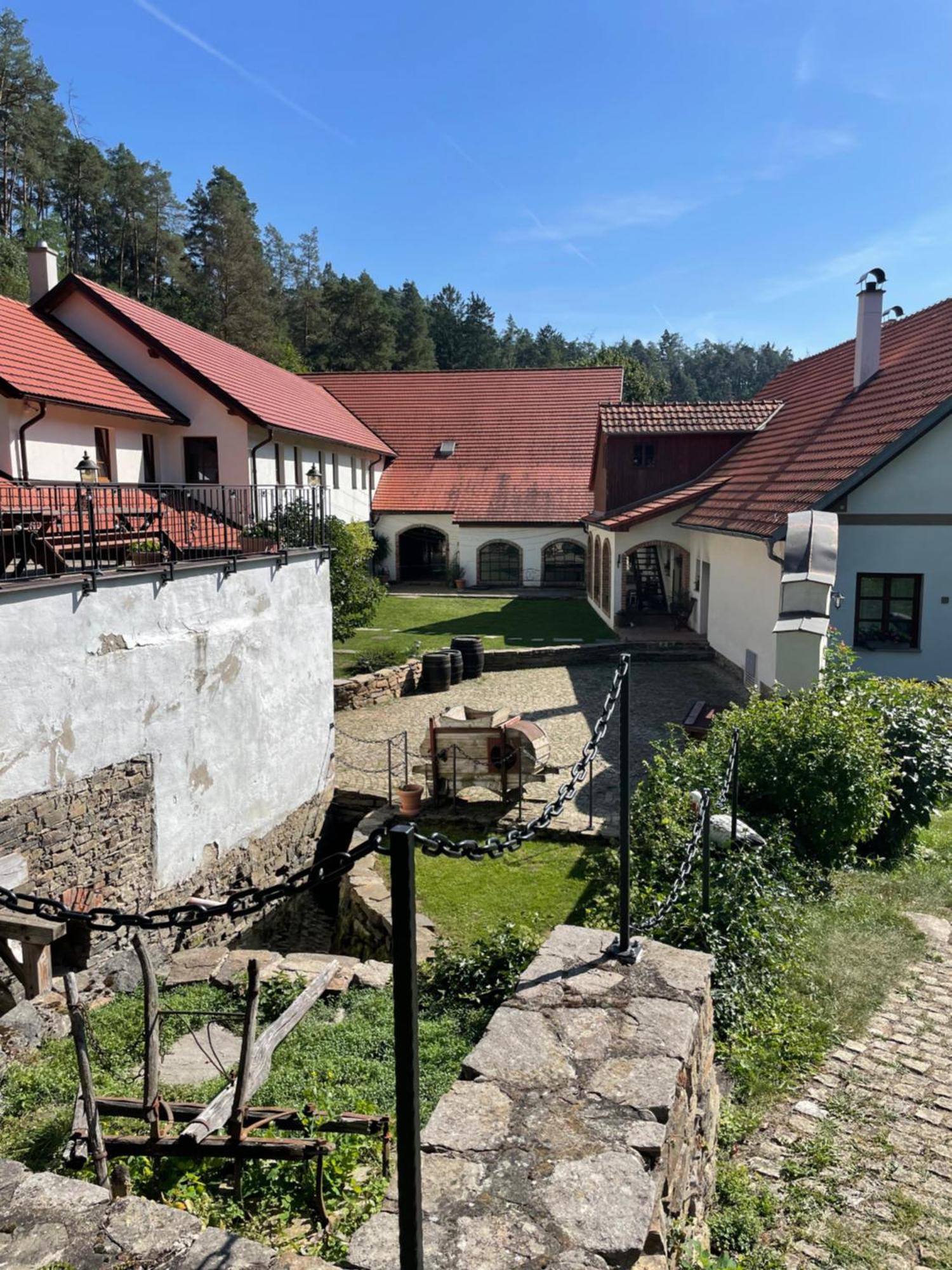 Trilety Mlyn Hotel Police Kültér fotó