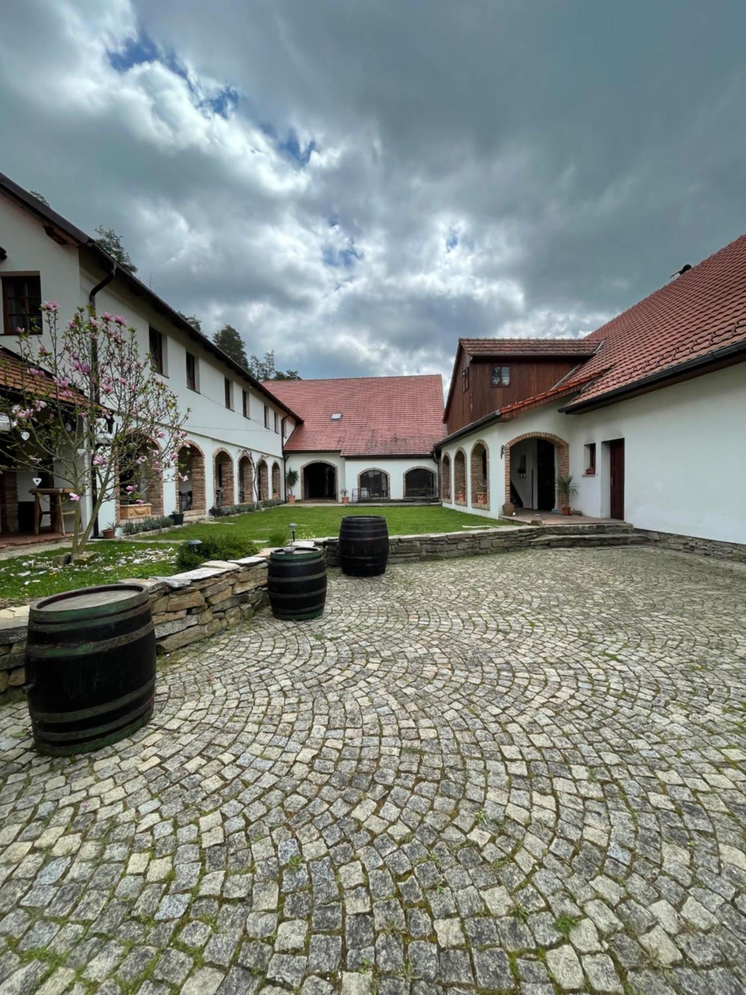 Trilety Mlyn Hotel Police Kültér fotó