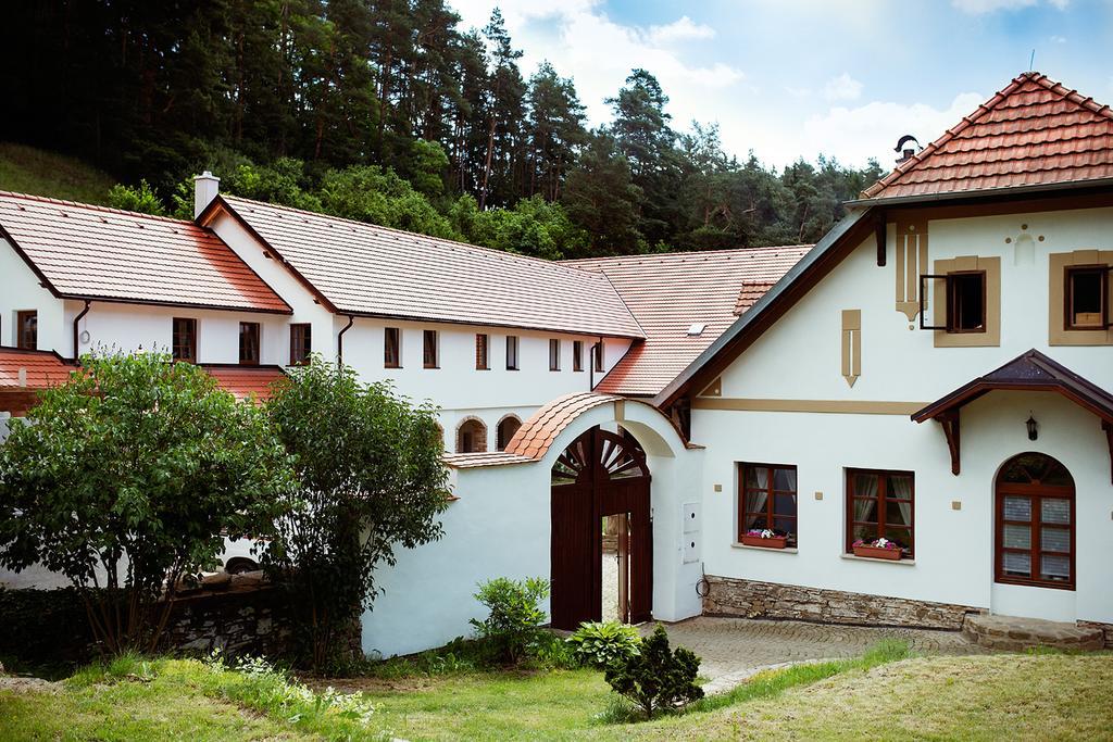 Trilety Mlyn Hotel Police Kültér fotó